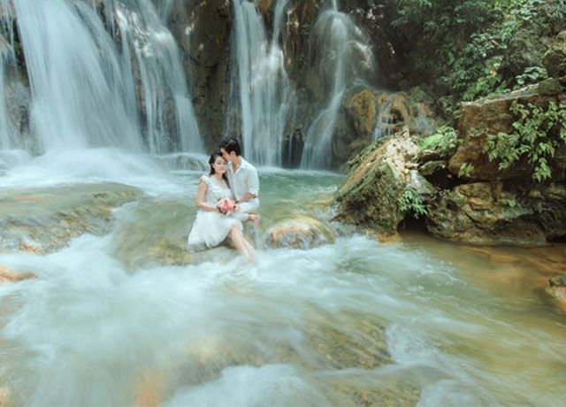 Cặp đôi có thể hòa mình cùng thiên nhiên tại thác Datanla.