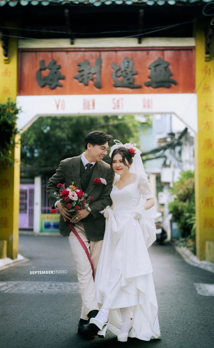 Ánh đèn vàng chiều tà trong bộ ảnh cưới hoài cổ Sài Gòn phong cách analog