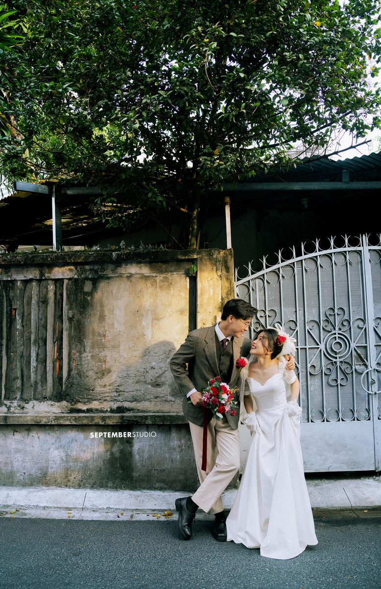 chụp ảnh cưới retro hẻm phố Sài Gòn - September Studio