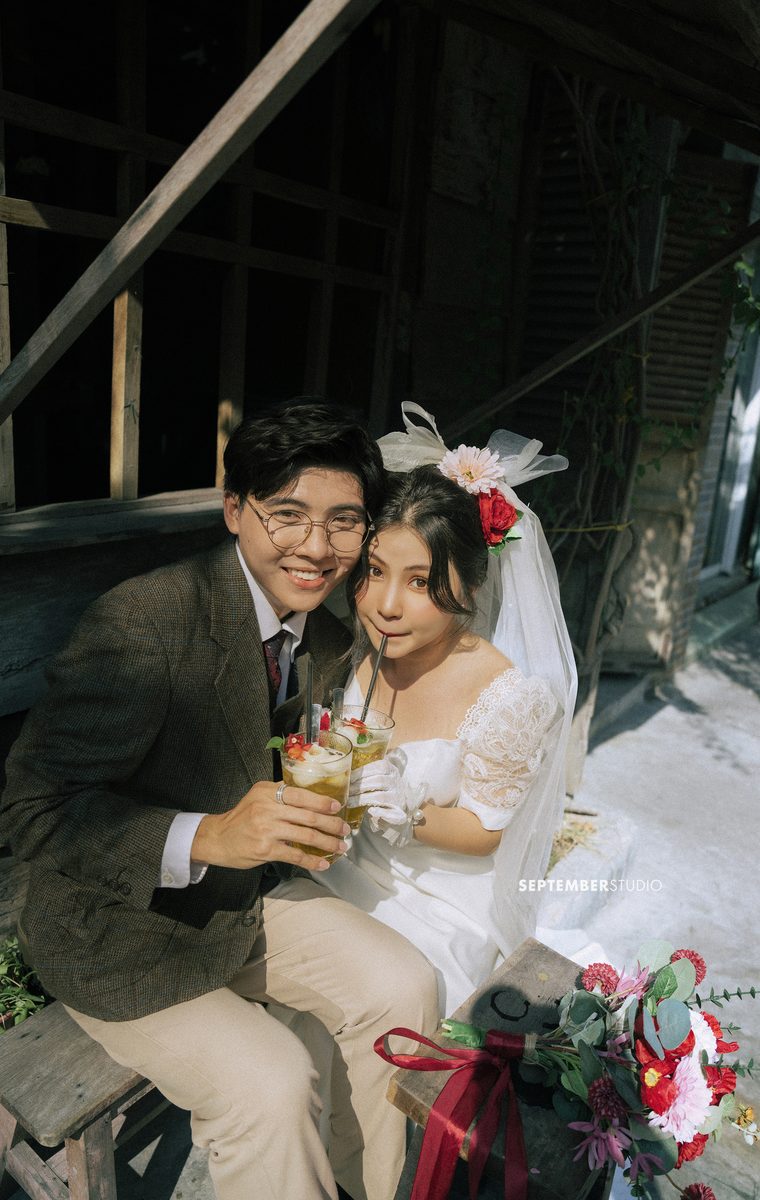 ảnh cưới retro cặp đôi uống nước - September Studio