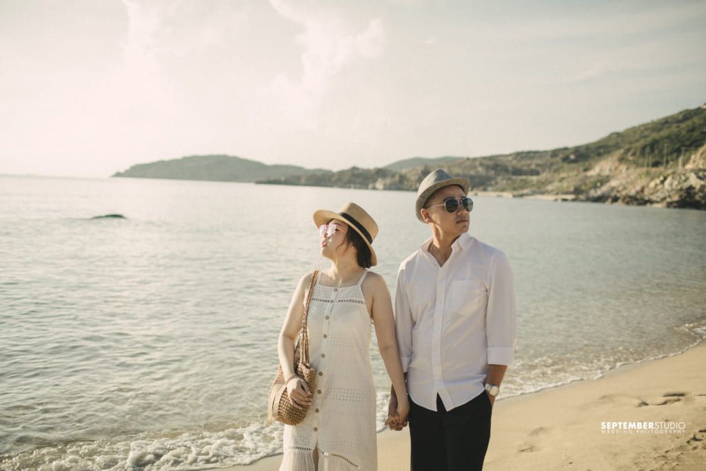 Ảnh cưới chụp ở biển theo phong cách cổ điển.