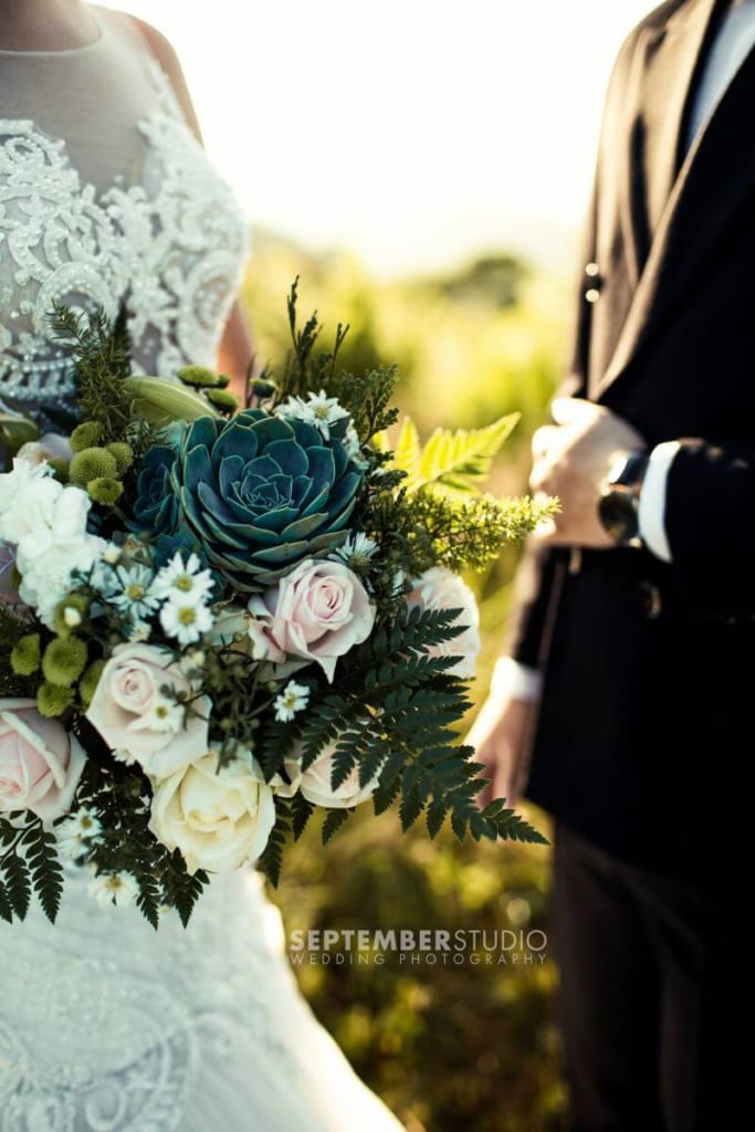 Hoa cưới giúp cho bức ảnh cưới trở nên đẹp hơn